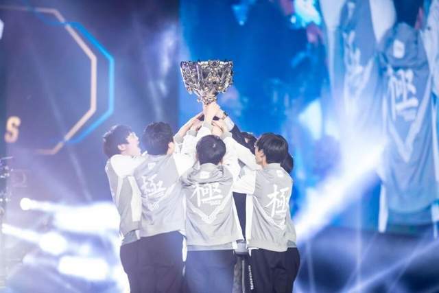 原创
            前LOL传奇选手传来喜讯！曾是LPL首支冠军队伍成员，首次公开结婚消息